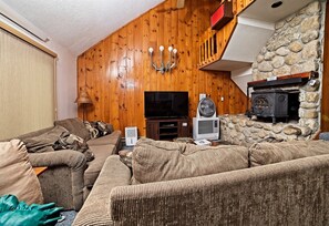 Talo (Snowood 43, Waterville Estates) | Olohuone | Televisio, takka, DVD-soitin