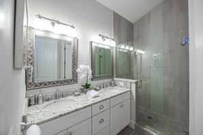 House, 5 Bedrooms | Bathroom | Hair dryer, towels