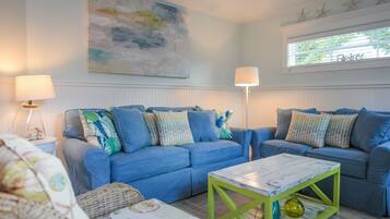 Huis, 5 slaapkamers | Woonkamer | Een televisie