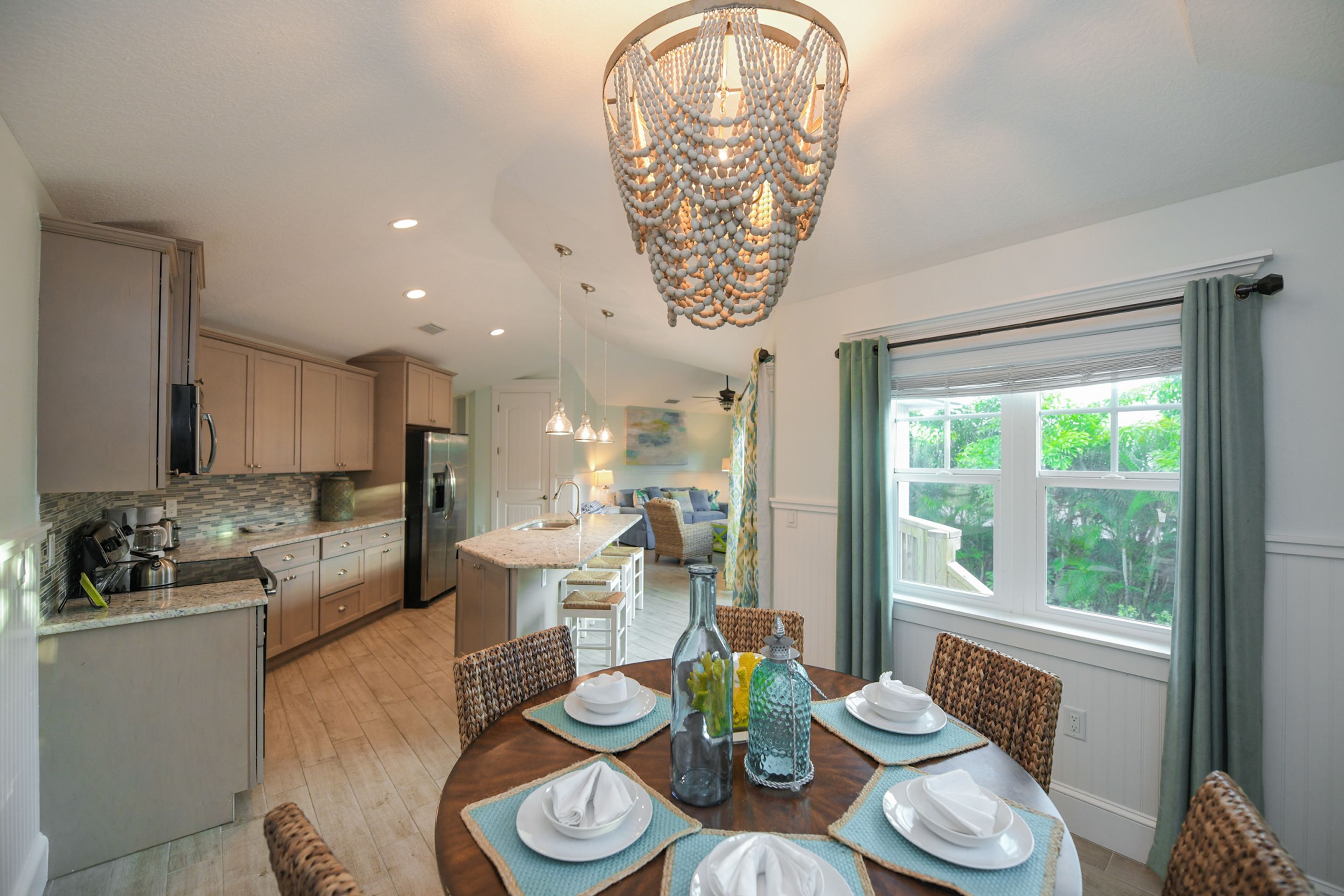 Huis, 5 slaapkamers | Privékeuken | Een koelkast, een magnetron, een kookplaat, kookgerei, borden en bestek