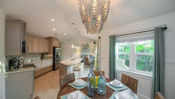 Huis, 5 slaapkamers | Privékeuken | Een koelkast, een magnetron, een kookplaat, kookgerei, borden en bestek