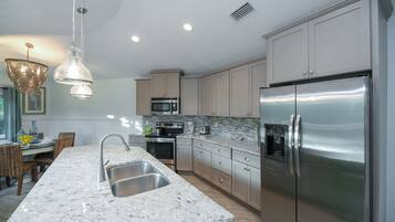 Rumah, 5 kamar tidur | Dapur pribadi | Lemari es, microwave, kompor, dan peralatan masak/sendok-piring