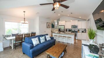 Casa, 3 habitaciones | Sala de estar | Televisión de 42 pulgadas con canales por cable