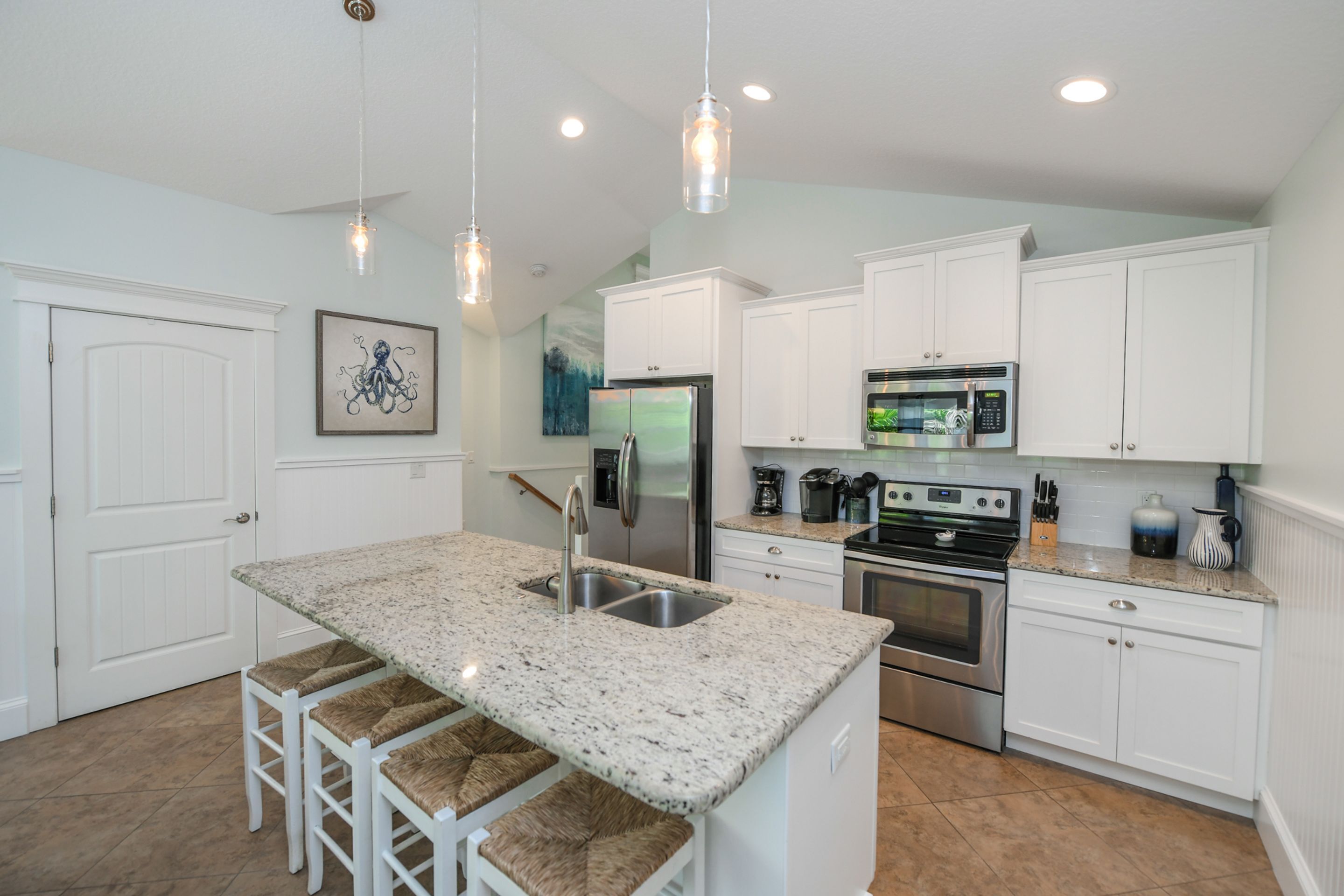 House, 3 Bedrooms | Private kitchen | Fridge, microwave, stovetop, cookware/dishes/utensils