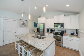 House, 3 Bedrooms | Private kitchen