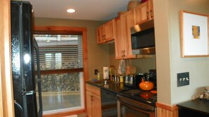 Maison (McLaren Drive 48, Waterville Estates) | Cuisine privée | Cafetière-théière, réfrigérateur, four à micro-ondes, lave-vaisselle