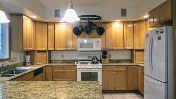 Nhà (Forest Ridge 42, Lincoln) | Bếp riêng | Dụng cụ pha cà phê/trà, dụng cụ nấu nướng/bát dĩa/dao nĩa