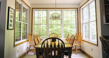 A Charming Private Home Rental, Beautifully Landscaped and Located in Forest Ridge, Lincoln, NH - Fr42l