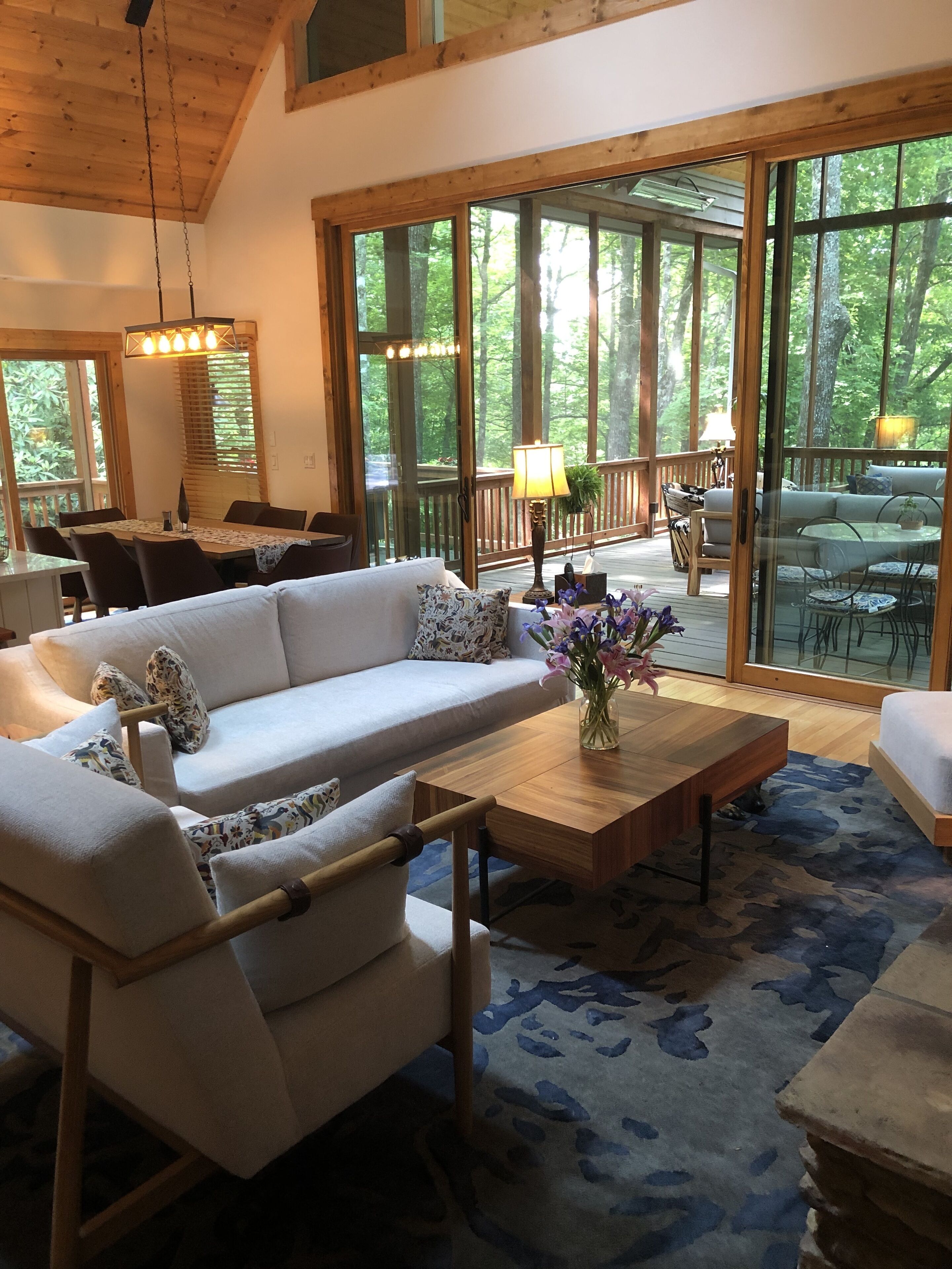 Een smart-tv, een open haard, boeken en een stereo