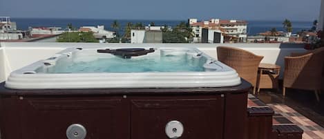 Bañera de hidromasaje al aire libre