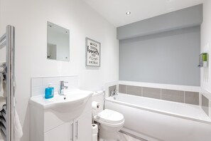 House | Bathroom | Towels - Your perfect stay. Swansea City Centre (Swansea)