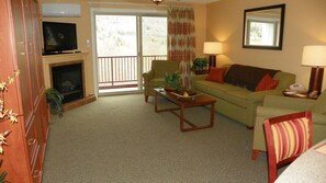 Condo (PB Dec 27th-Jan 3rd, 1Ter, Lincoln) | Living room | TV, fireplace, DVD player