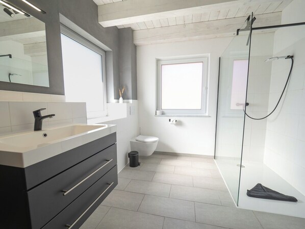 Regadera, toallas, jabón, papel de baño 