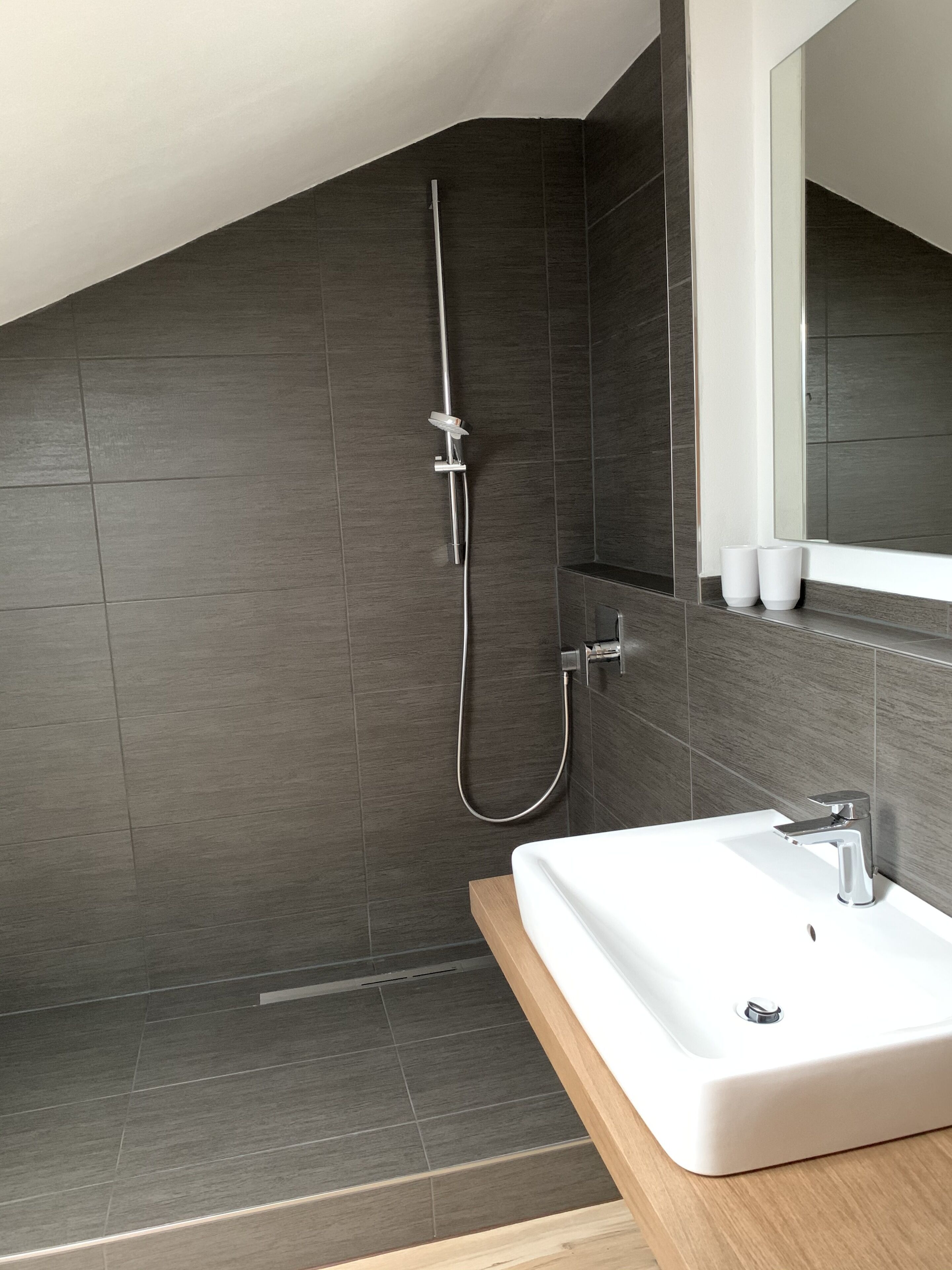 Douche, sèche-cheveux, savon, papier toilette