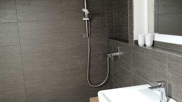 Dusche, Haartrockner, Seife, Toilettenpapier