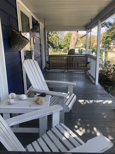 Sea breezes and sun in historic old town Beaufort, a block from the water!