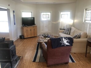 Televisión y chimenea 