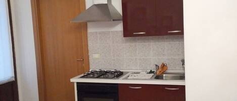 Refrigerador, horno, parrilla de estufa y cafetera y tetera