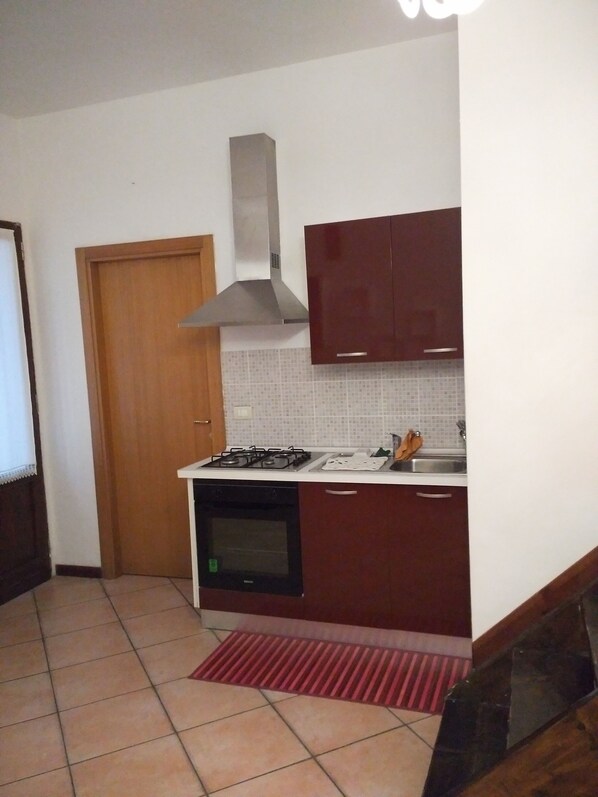 Fridge, oven, stovetop, coffee/tea maker