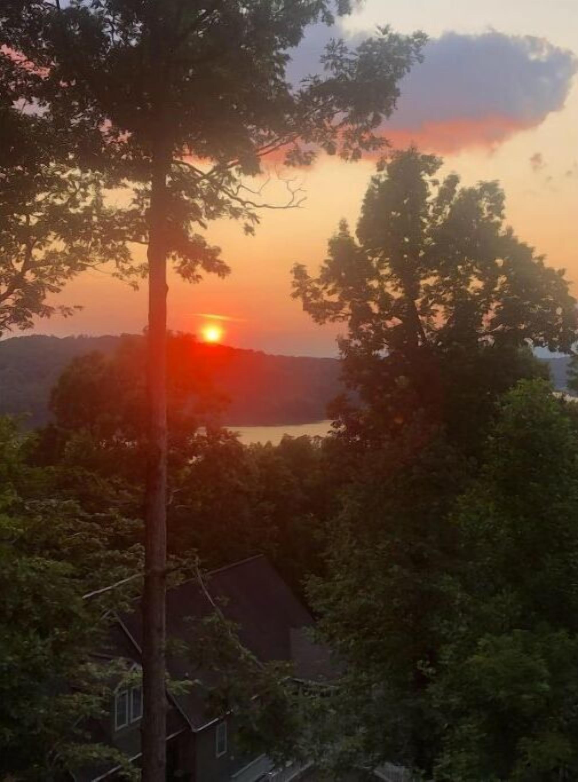 LONG VIEW LODGE~ Relax with Mountain & Lake Views