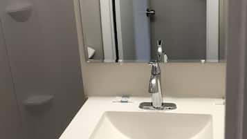 Habitación individual estándar, 1 cama de matrimonio | Baño | Ducha, toallas, jabón y champú