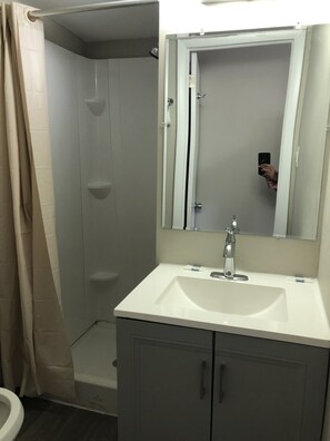 Ducha, toallas, jabón, shampoo