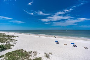 Condo, 2 habitaciones | Playa | En la playa y playa de arena blanca