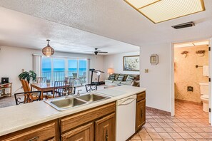 Apartamento, 2 habitaciones | Cocina privada | Frigorífico grande, microondas, horno y placa de cocina