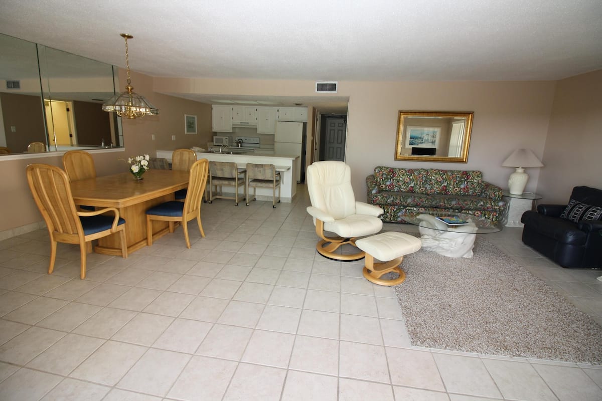 Condo, 2 Bedrooms | Living room | 36-inch TV with cable channels