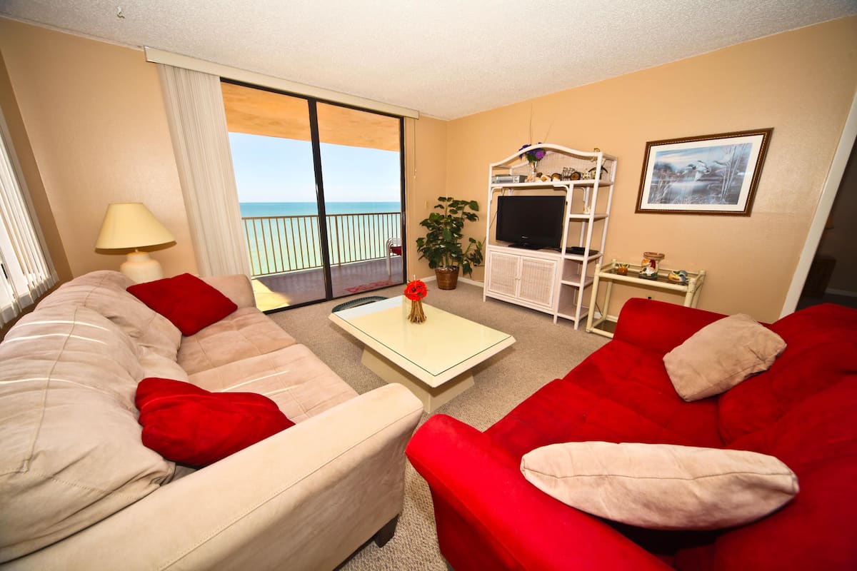 Condo, 3 Bedrooms | Living room | 36-inch TV with cable channels