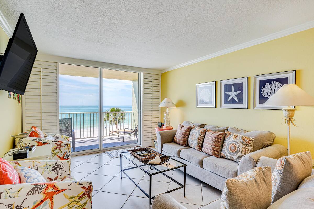 Condo, 3 Bedrooms | Living room | 36-inch TV with cable channels