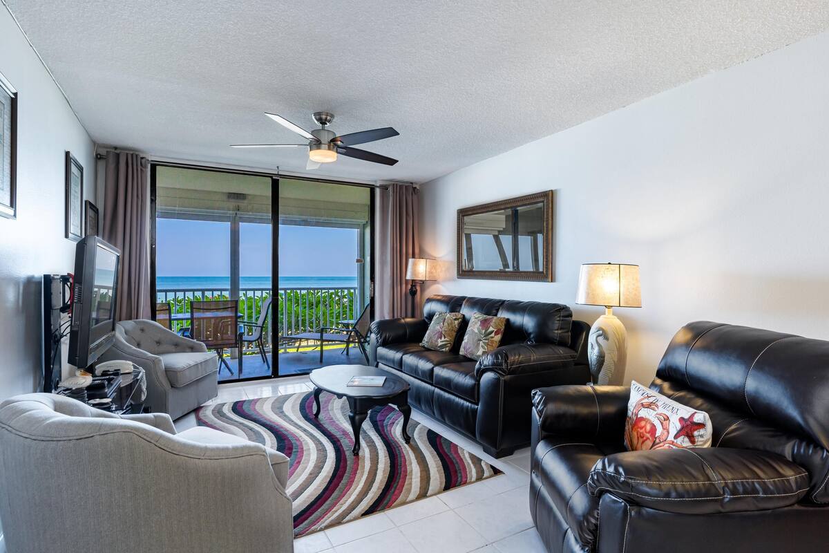 Condo, 3 Bedrooms | Living room | 36-inch TV with cable channels