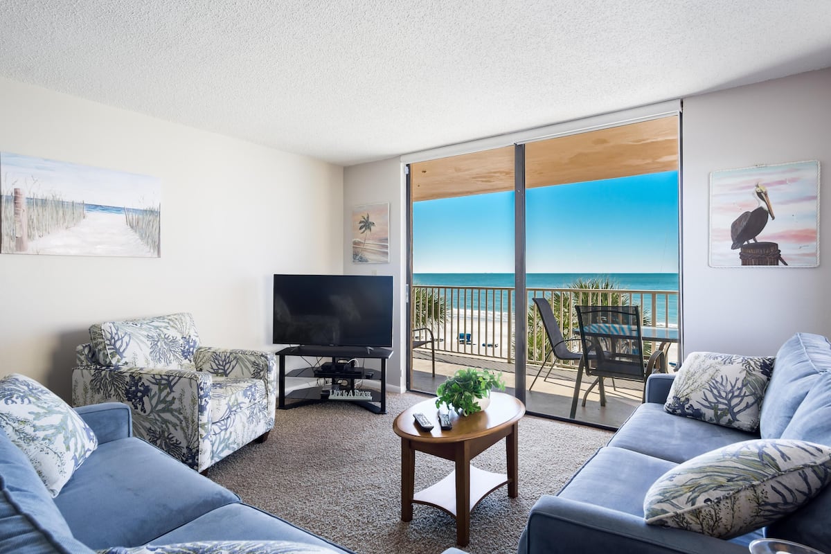 Condo, 3 Bedrooms | Living room | 36-inch TV with cable channels