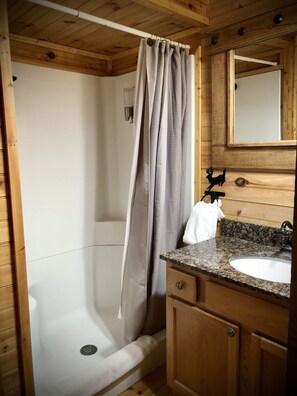 Dusche, Haartrockner, Handtücher, Toilettenpapier