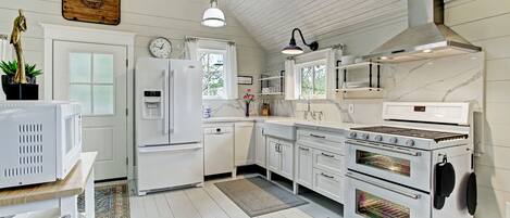 Refrigerador, microondas, horno y parrilla de estufa