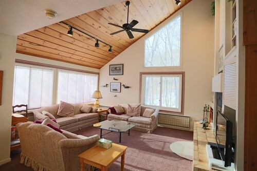 Private Home Close to Loon Mountain, Sleeps Families up to 14! - Cb127l