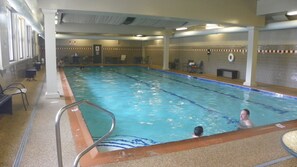 Una piscina techada, una piscina al aire libre