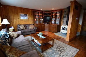 House (Welch View 68, Thornton) | Living room | Flat-screen TV - Private Pet Friendly 4 Bedroom Deluxe Vacation Home, Close to Waterville Valley Resort! - Wv68t (Thornton)