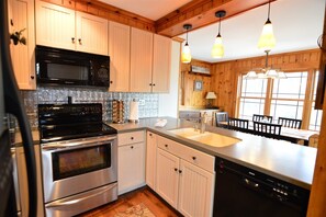House (Welch View 68, Thornton) | Private kitchen | Fridge, cookware/dishes/utensils - Private Pet Friendly 4 Bedroom Deluxe Vacation Home, Close to Waterville Valley Resort! - Wv68t (Thornton)