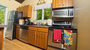 Rumah (Dubeau Circle 1, Waterville Estates) | Dapur pribadi | Lemari es, microwave, mesin pencuci piring, dan mesin pembuat kopi/teh