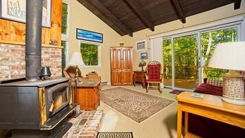 Rumah (Dubeau Circle 1, Waterville Estates) | Ruang keluarga | TV, perapian, dan pemutar DVD