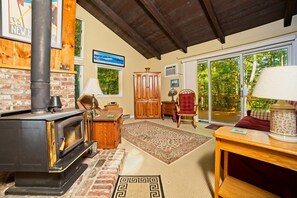 House (Dubeau Circle 1, Waterville Estates) | Living room | TV, fireplace, DVD player - Private 3 Bedroom Mountain Getaway in Waterville Estates - Dc1e (Campton)