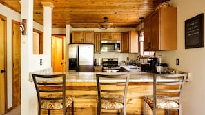 Casa (Snowood 196, Waterville Estates) | Cocina privada | Refrigerador, microondas, lavavajillas y cafetera y tetera 