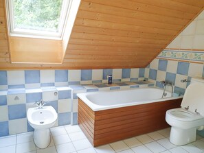 Badewanne, Haartrockner, Bidet, Handtücher