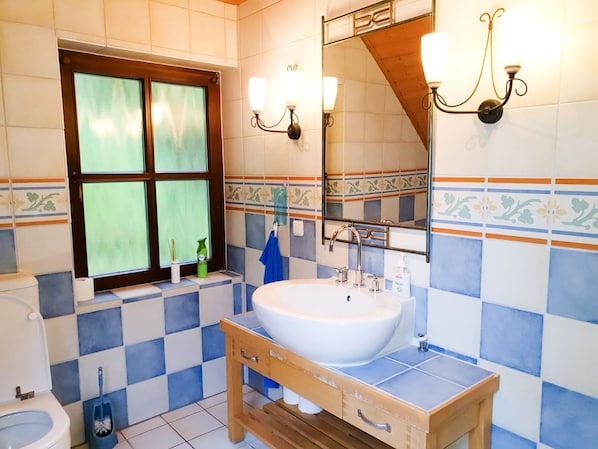 Badewanne, Haartrockner, Bidet, Handtücher