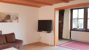Una televisión, una mesa de tenis de mesa