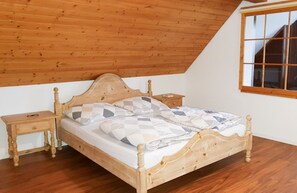 3 bedrooms, travel cot, free WiFi, bed sheets