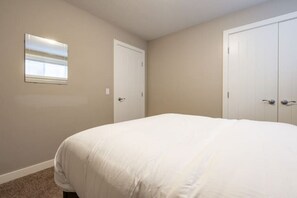 2 habitaciones, escritorio, tabla de planchar con plancha y wifi gratis 