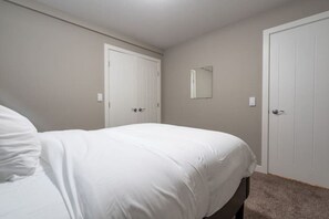 2 bedrooms, desk, iron/ironing board, free WiFi - Cove On A Hill - Entire (2Bdrm & Full Bath) Basement Suite (Calgary)