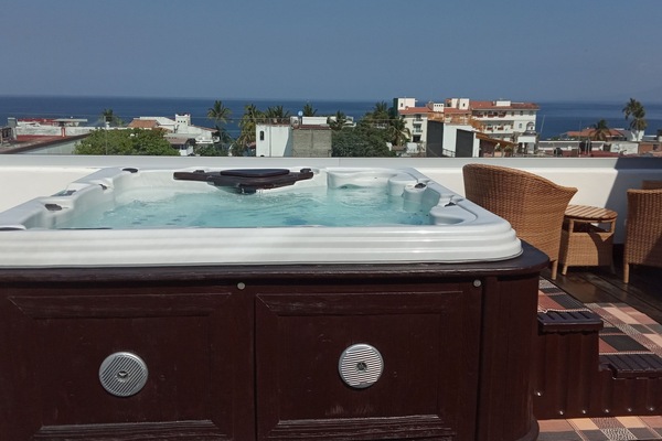 Tina de hidromasaje al aire libre